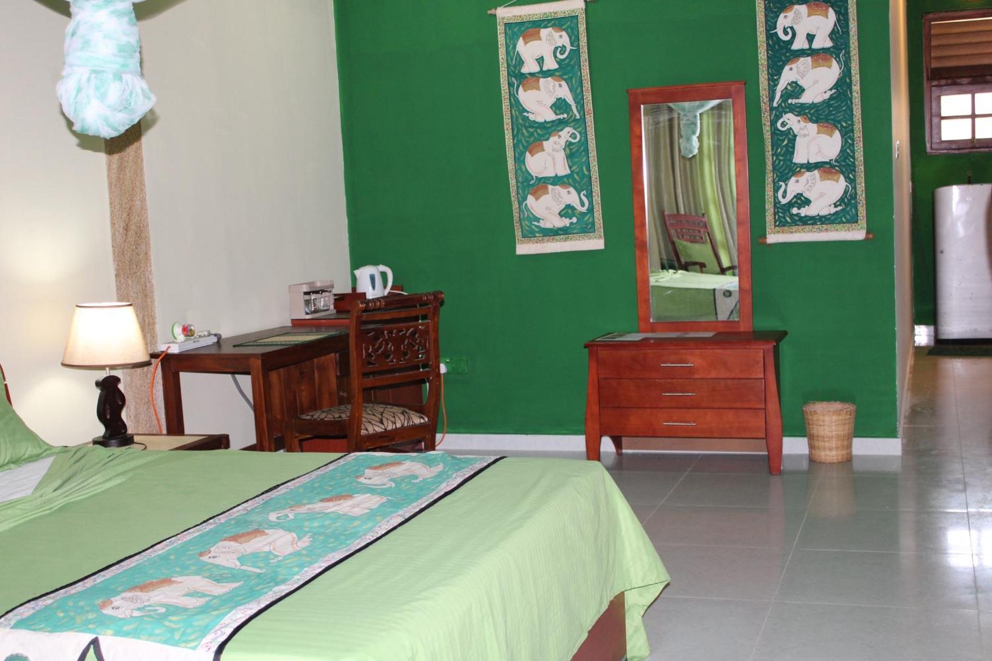 Raj Mahal Inn Wadduwa Exterior photo